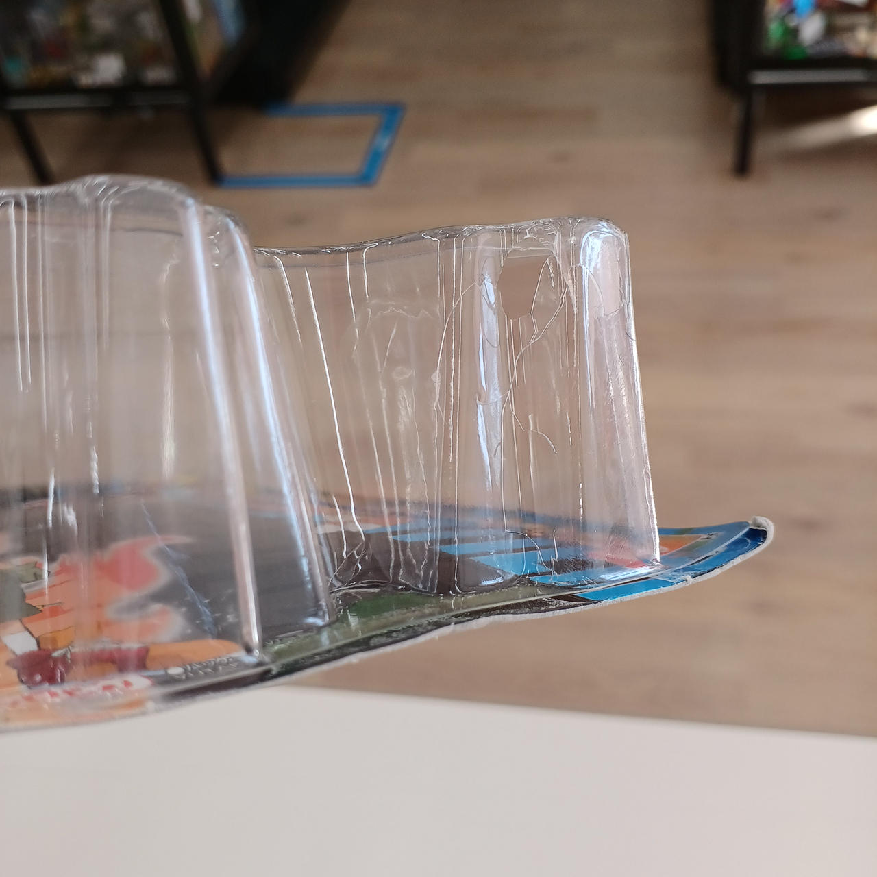 割れ、穴あきがあります