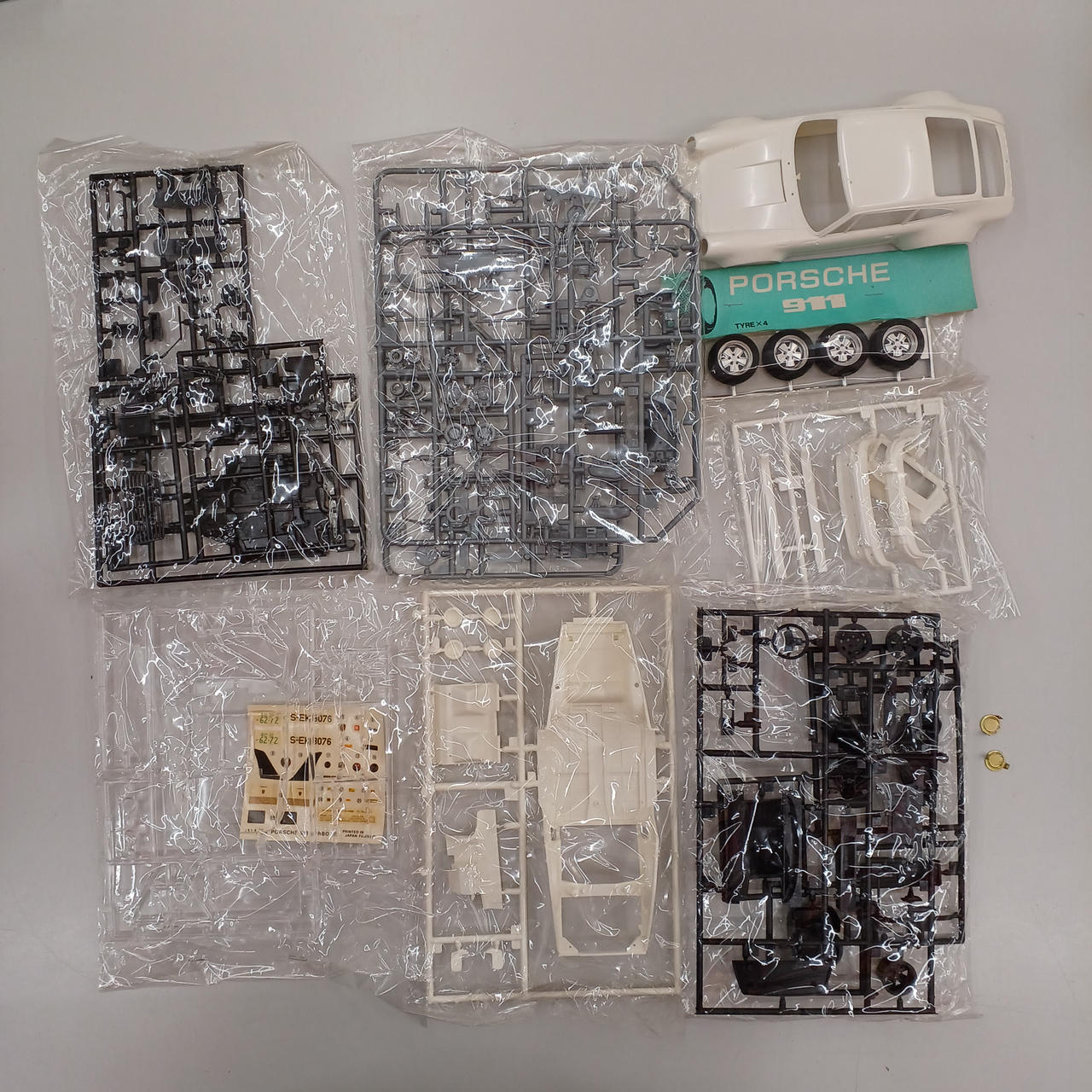 パーツは写真にあるもので全てです