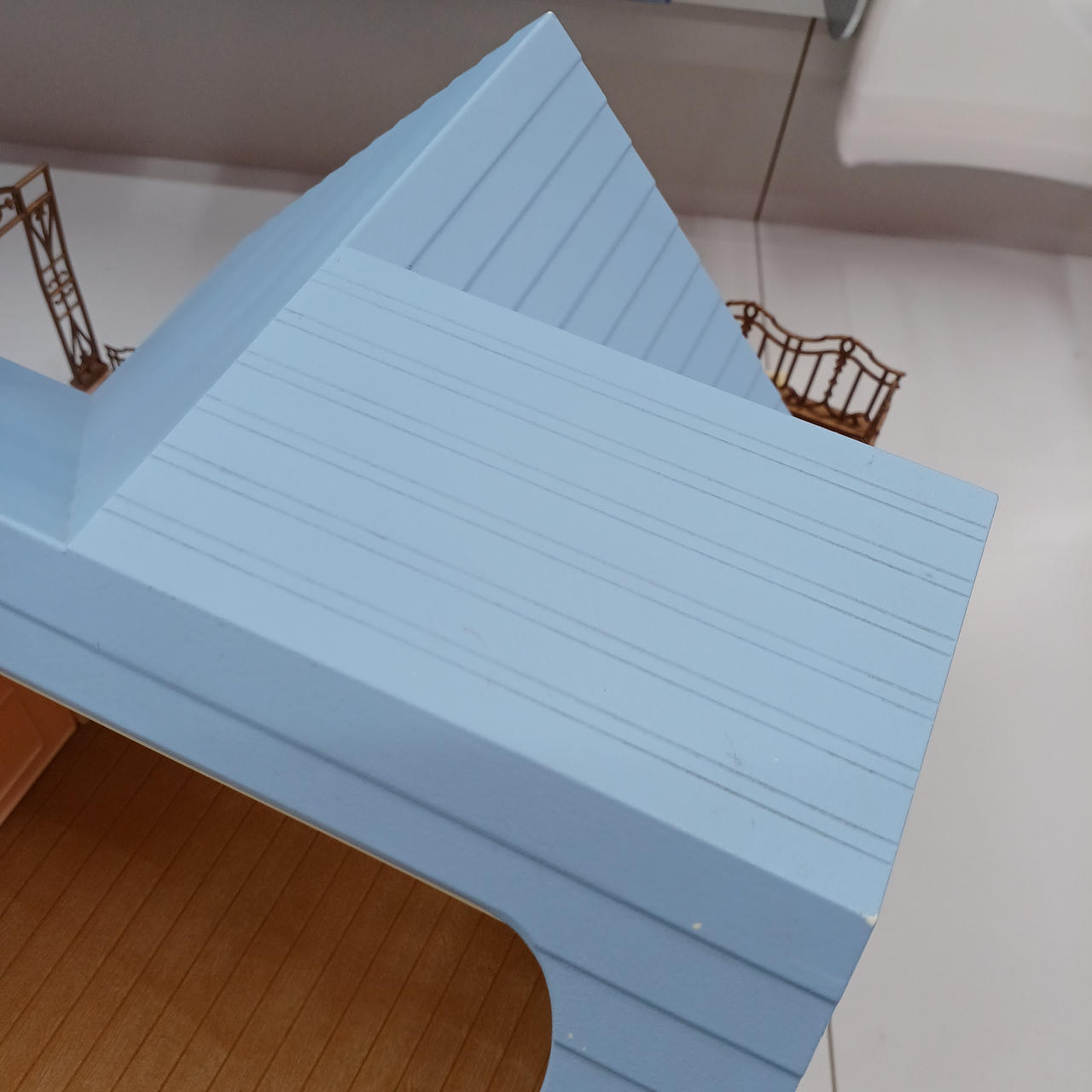 屋根所々小さな白かけあり