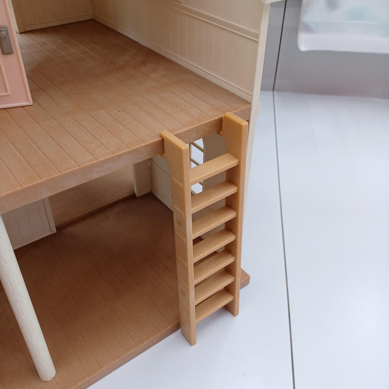 階段引っ掛け部分折れあり。