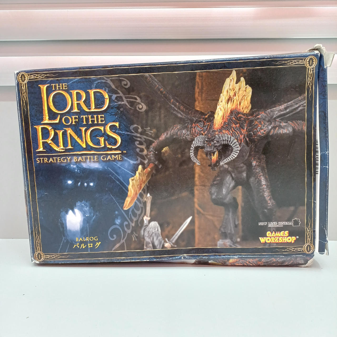 箱ボロボロです