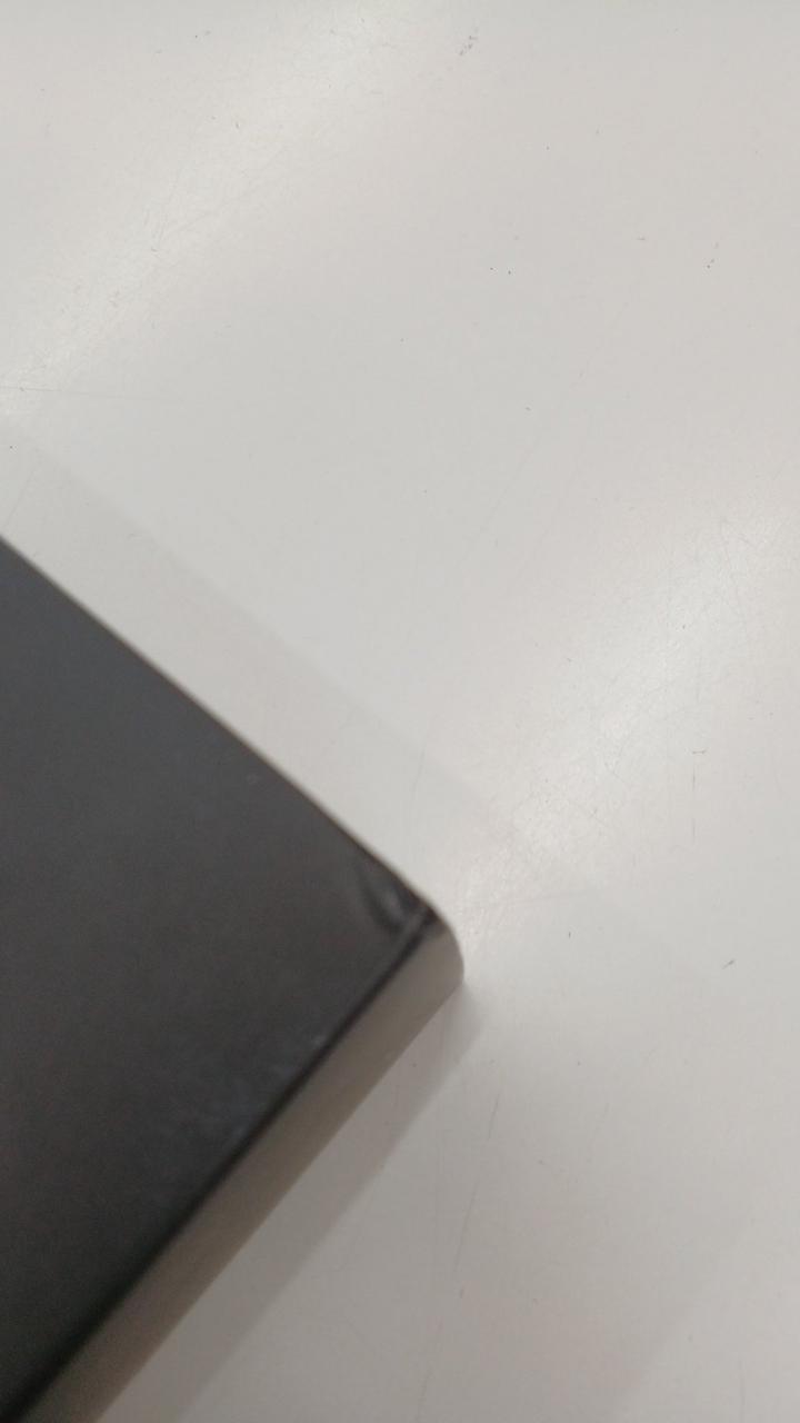 右上の角、凹みあります。