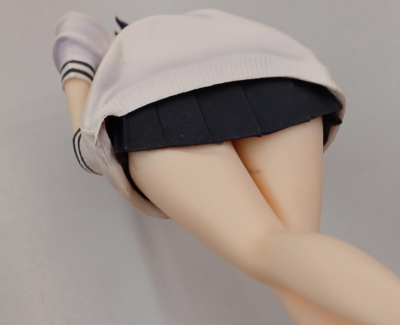 内ももにペン跡の様な汚れあり