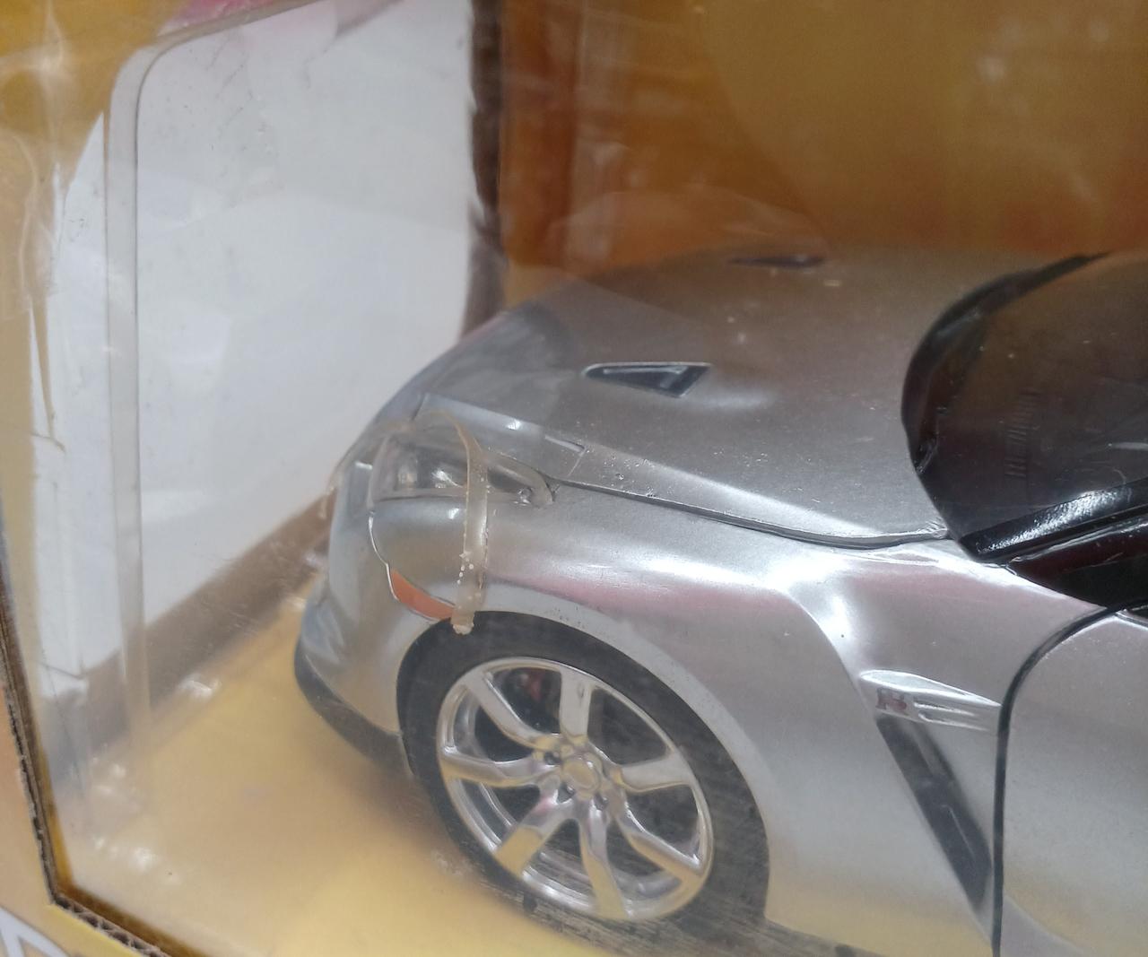 ゴムが劣化して車体にへばりついています