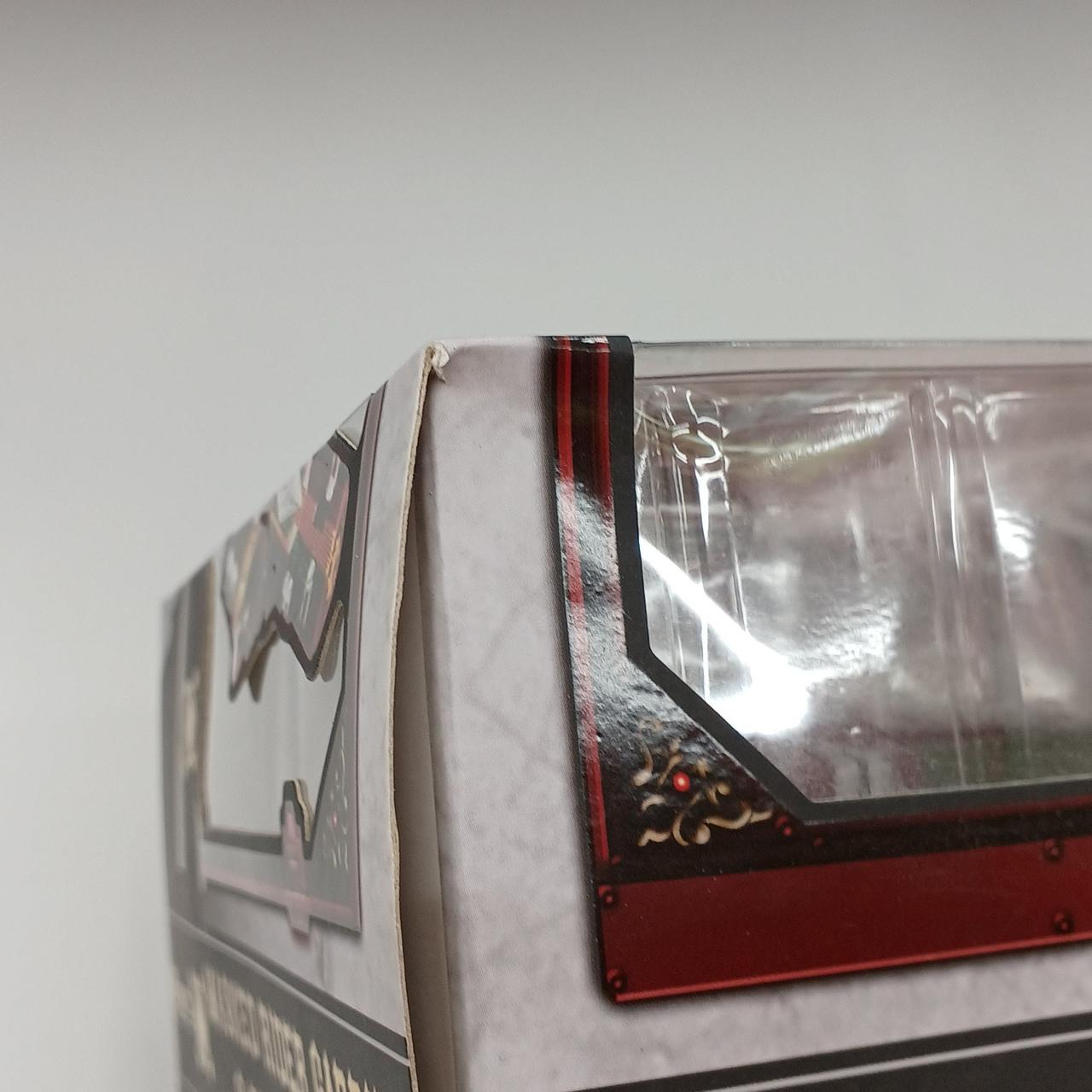 箱の隅の破れ、へこみがあります