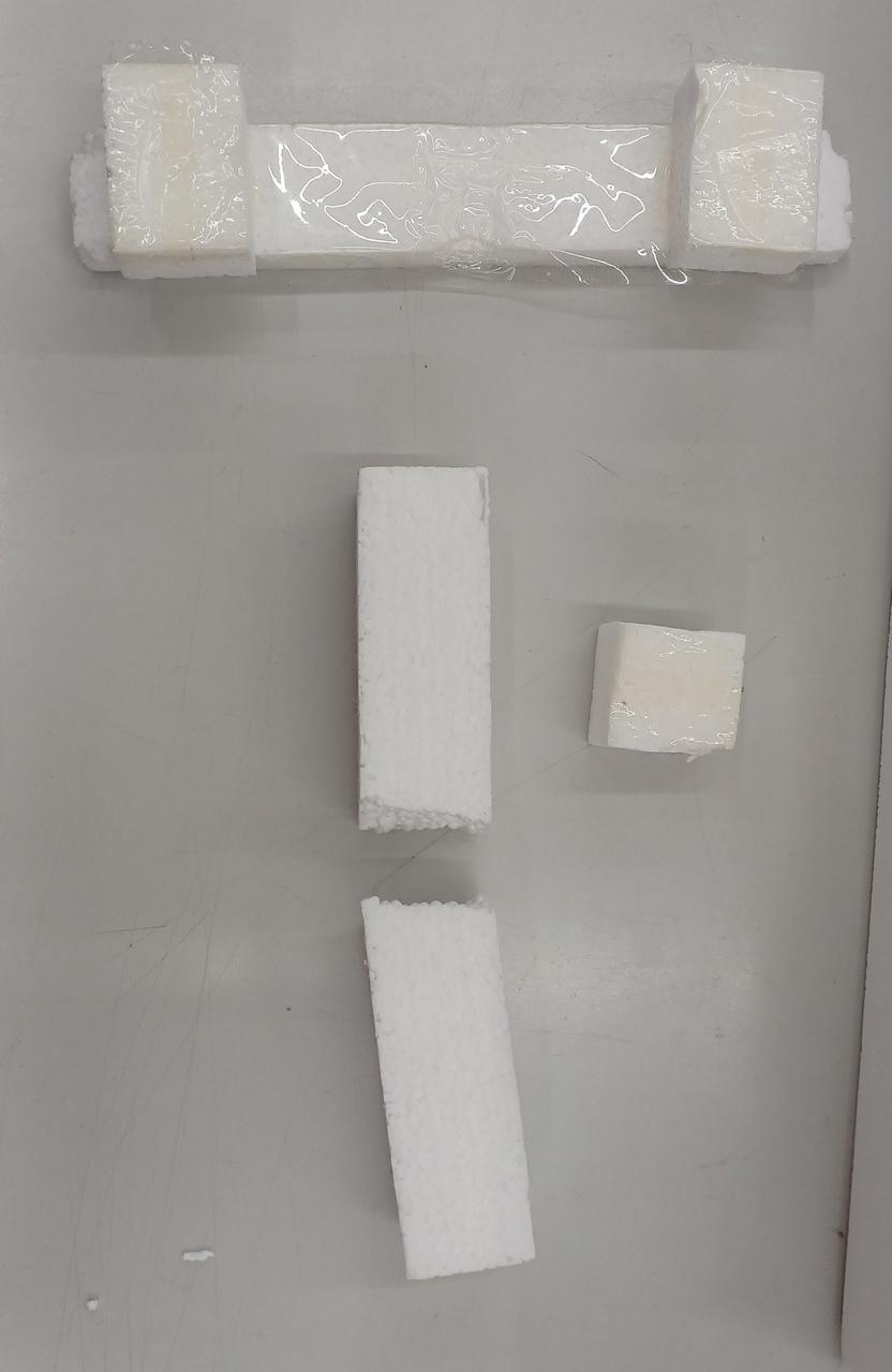 ズレ止めの発泡スチロールが割れています
