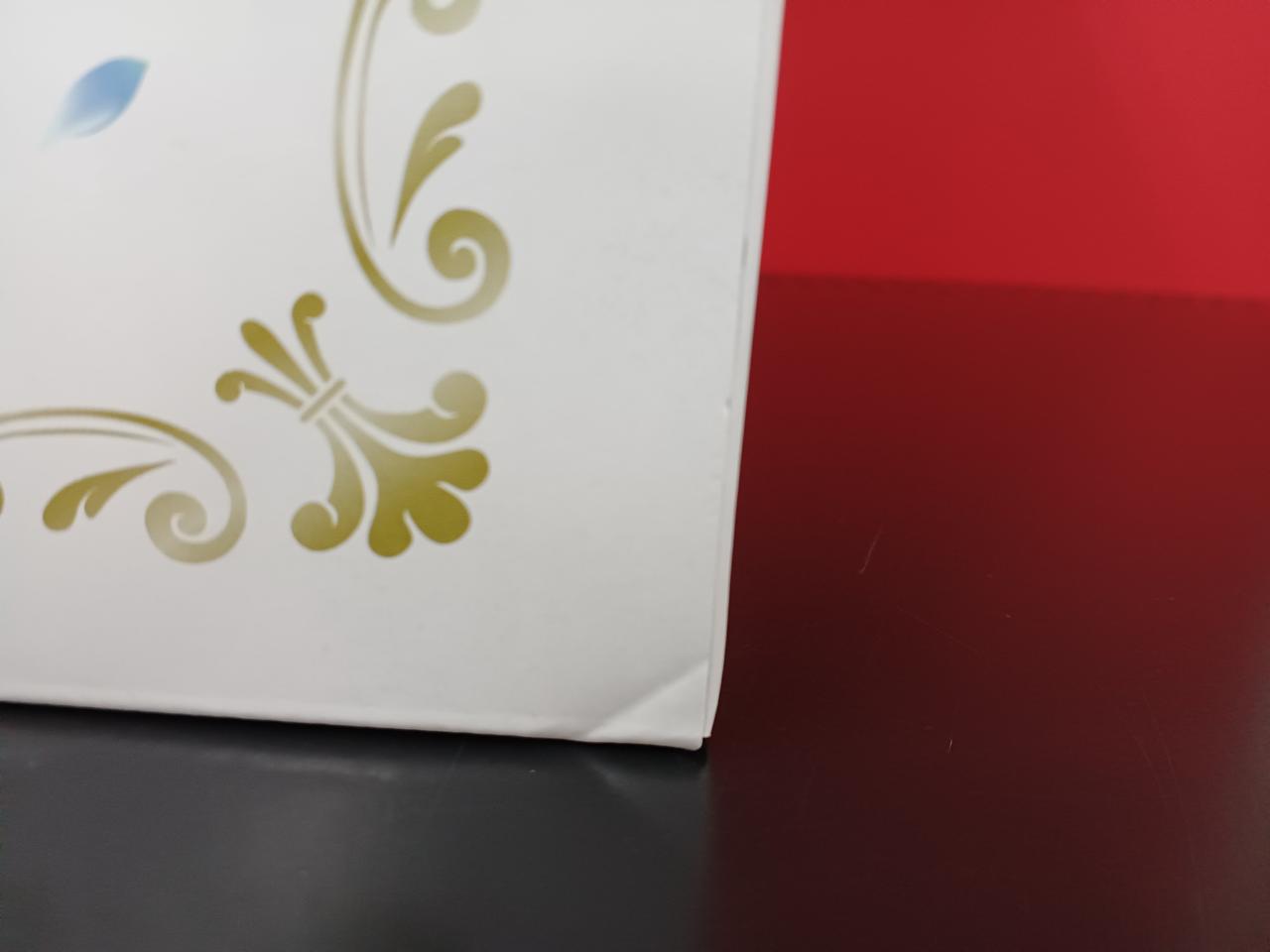 箱に傷みあります。