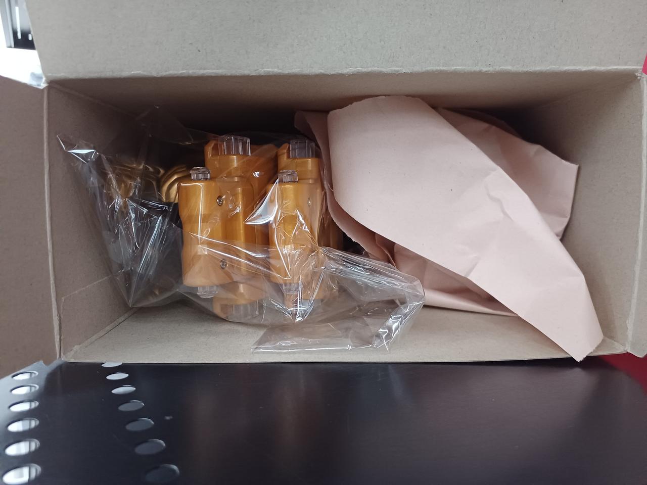 内箱が無いため袋に入れて発送します。