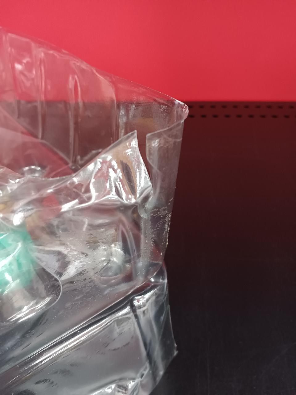 こちらも割れてます。