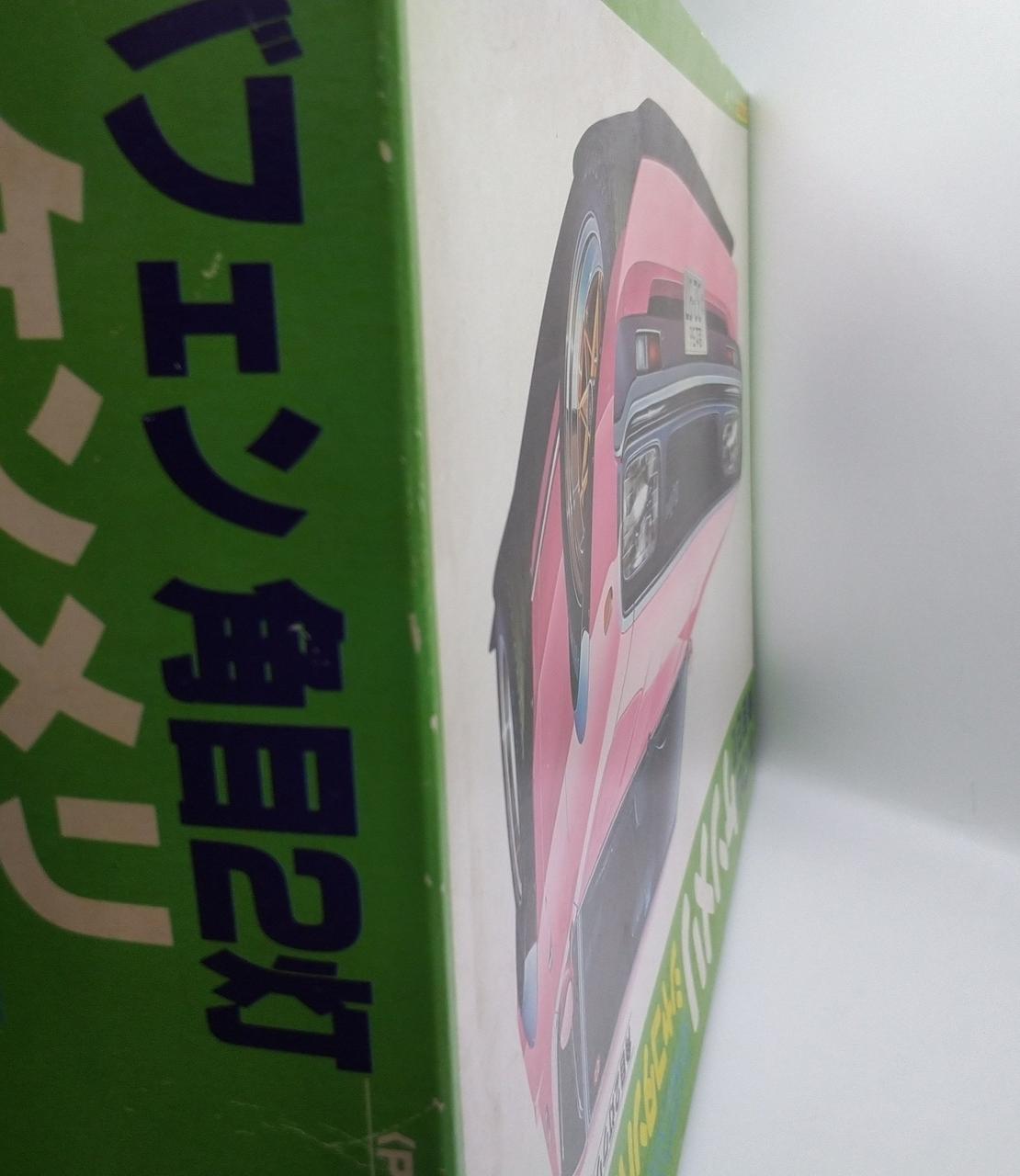 箱に傷みあり。