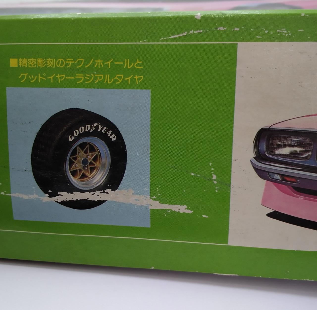 箱に傷みあり。