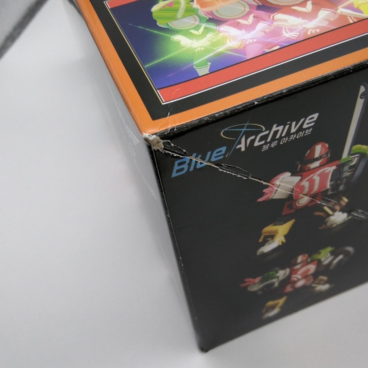 箱に傷みあり。