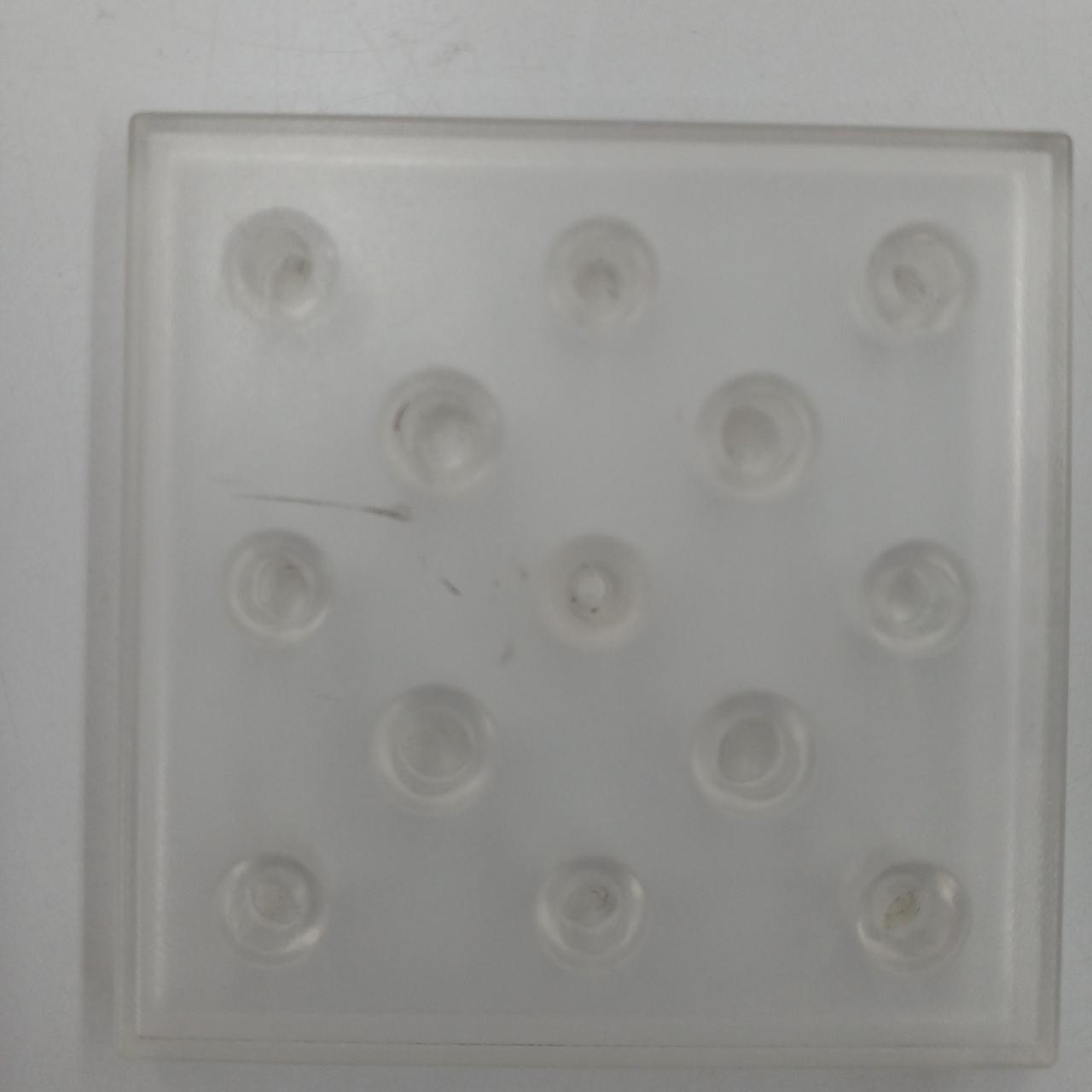 台座にヨゴレあり