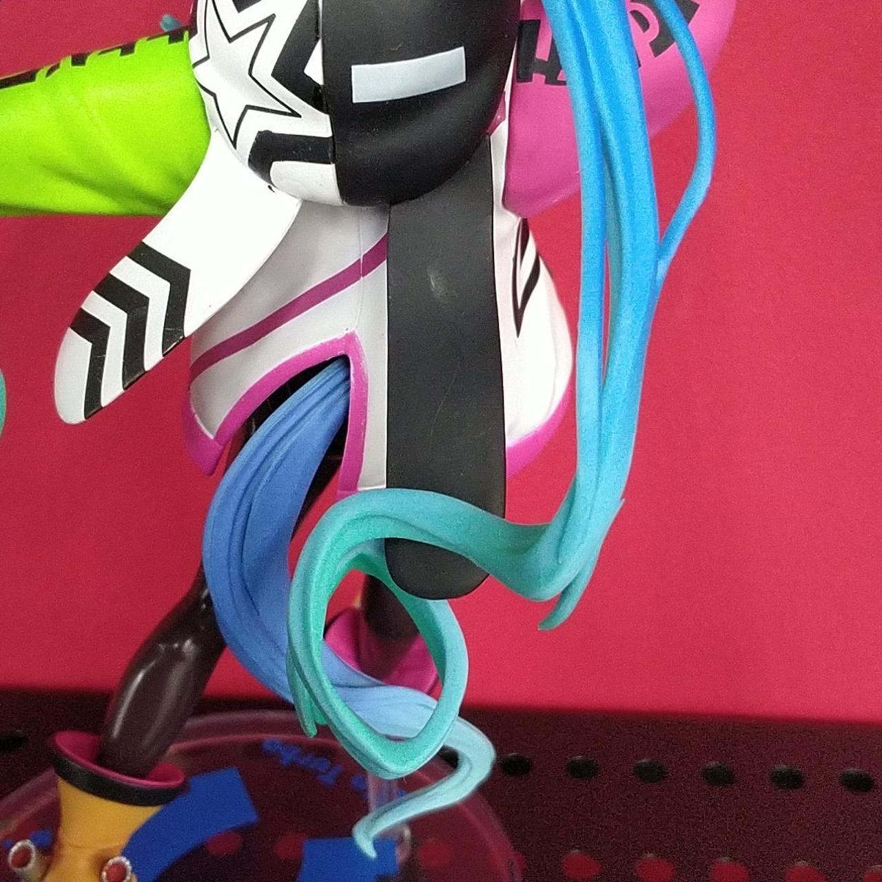 フィギュア本体に汚れあり