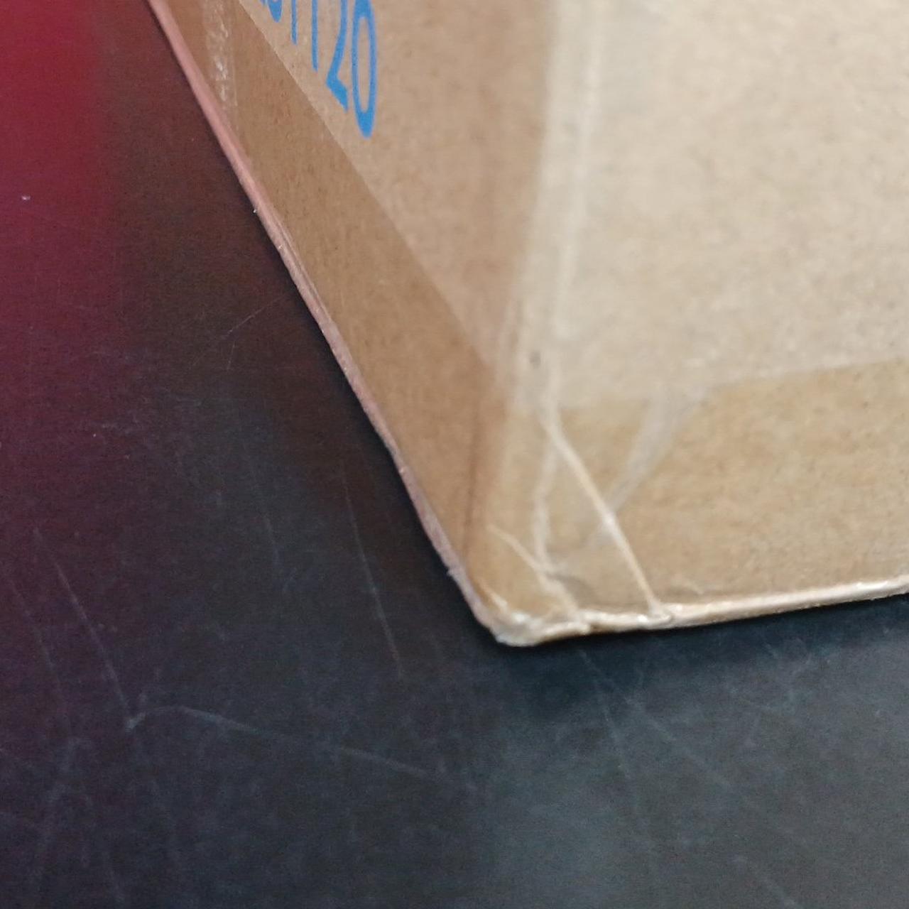 輸送箱に傷みあり