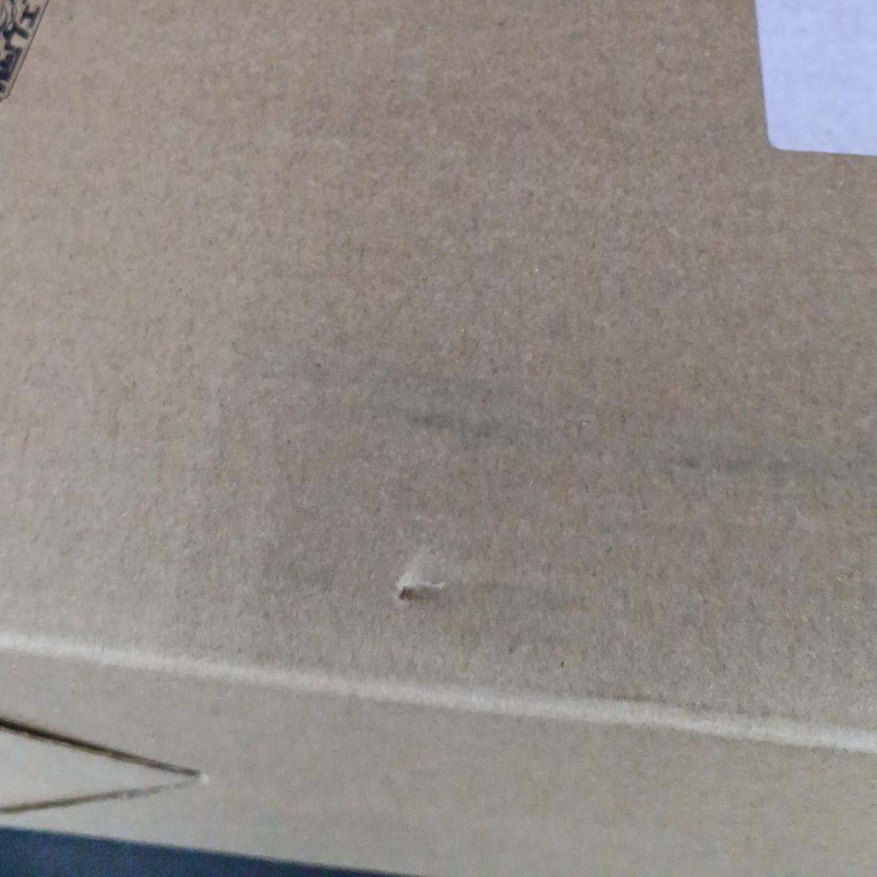 箱に傷みあり