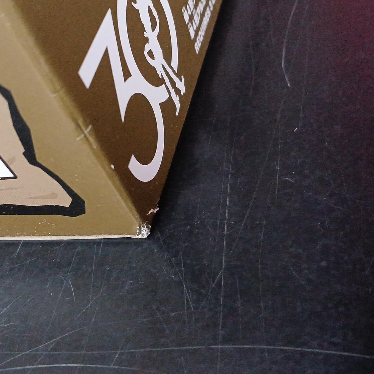 箱に傷みあり
