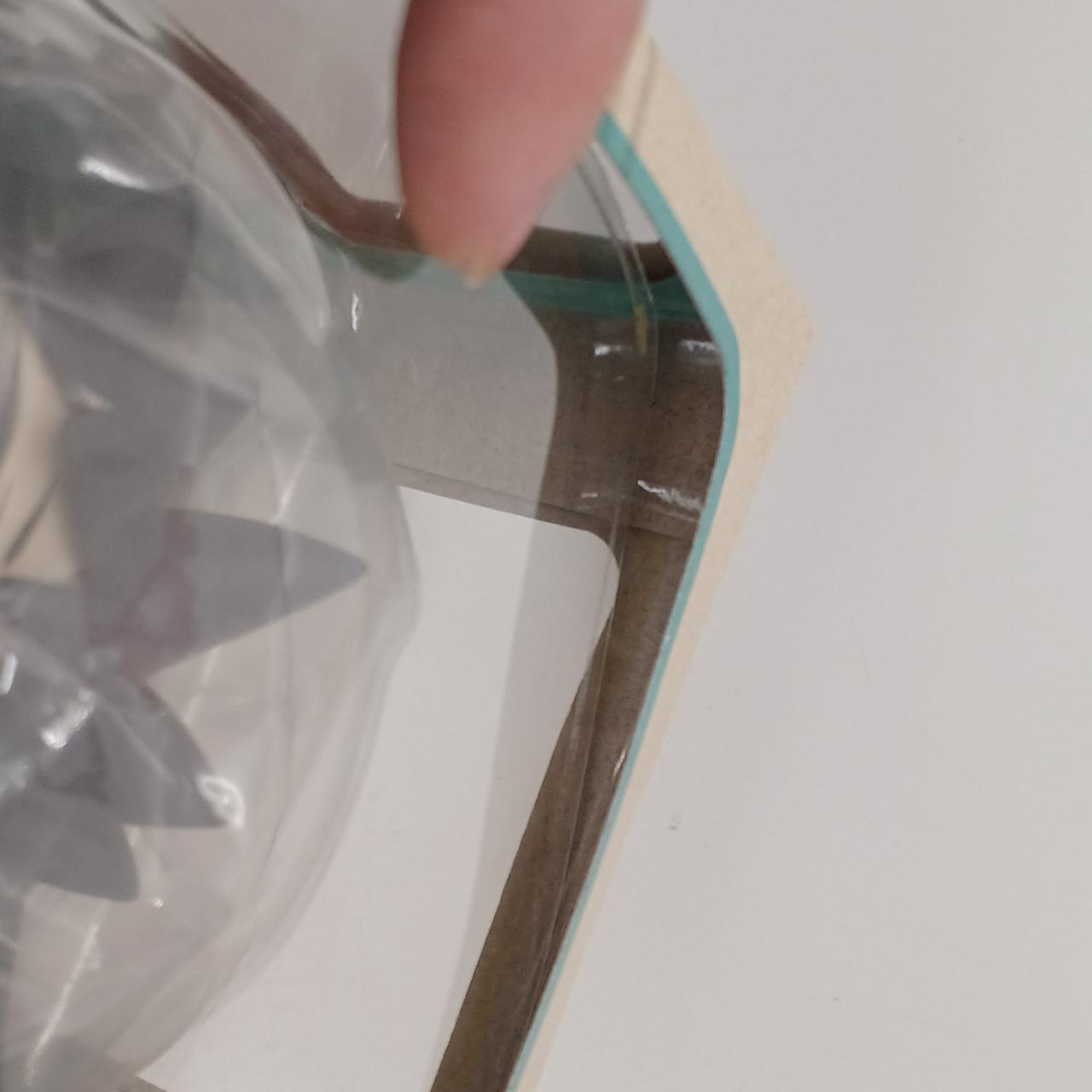 外箱の窓シート一部剥がれています。