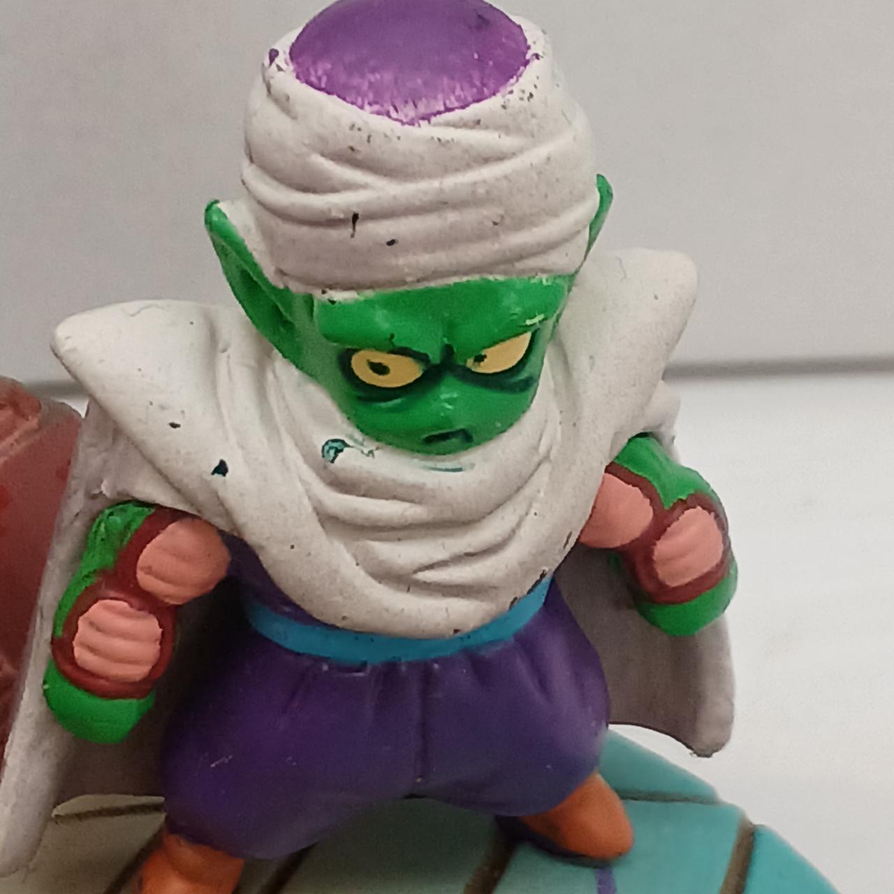 顔にキズあります。