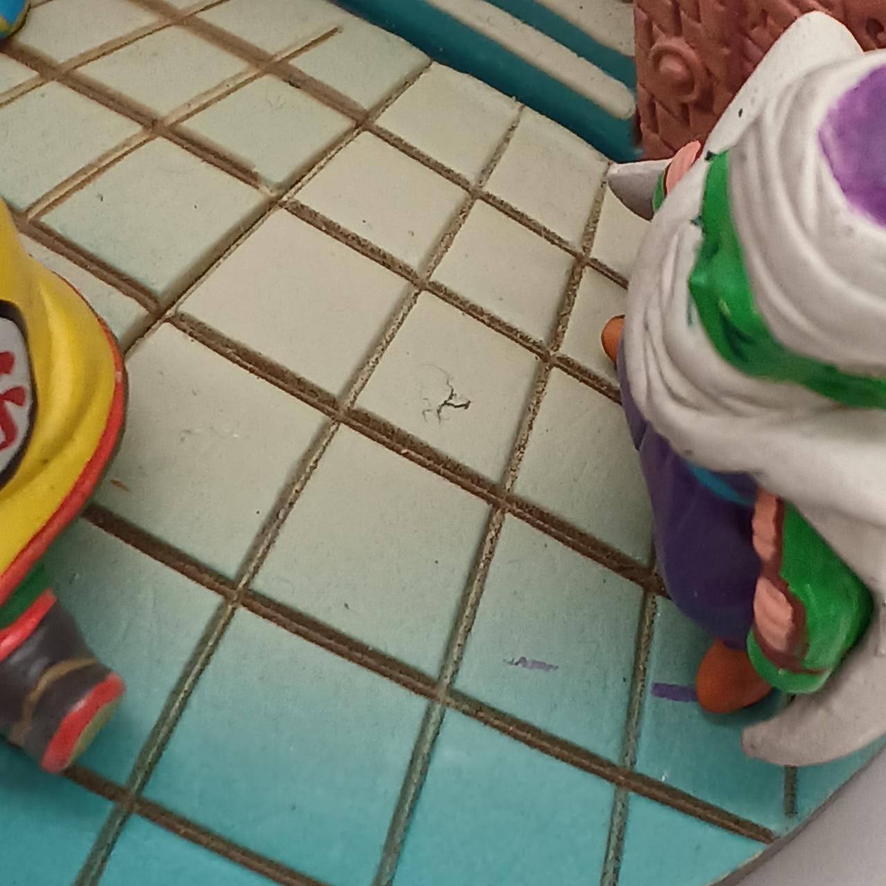 ひび割れと紫色の跡あり。