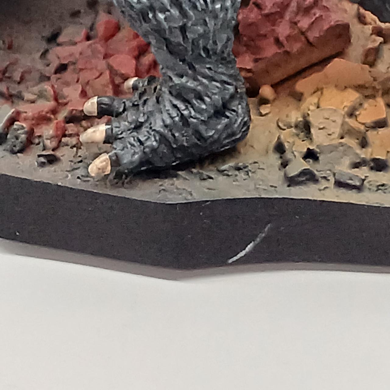 白いキズがあります。