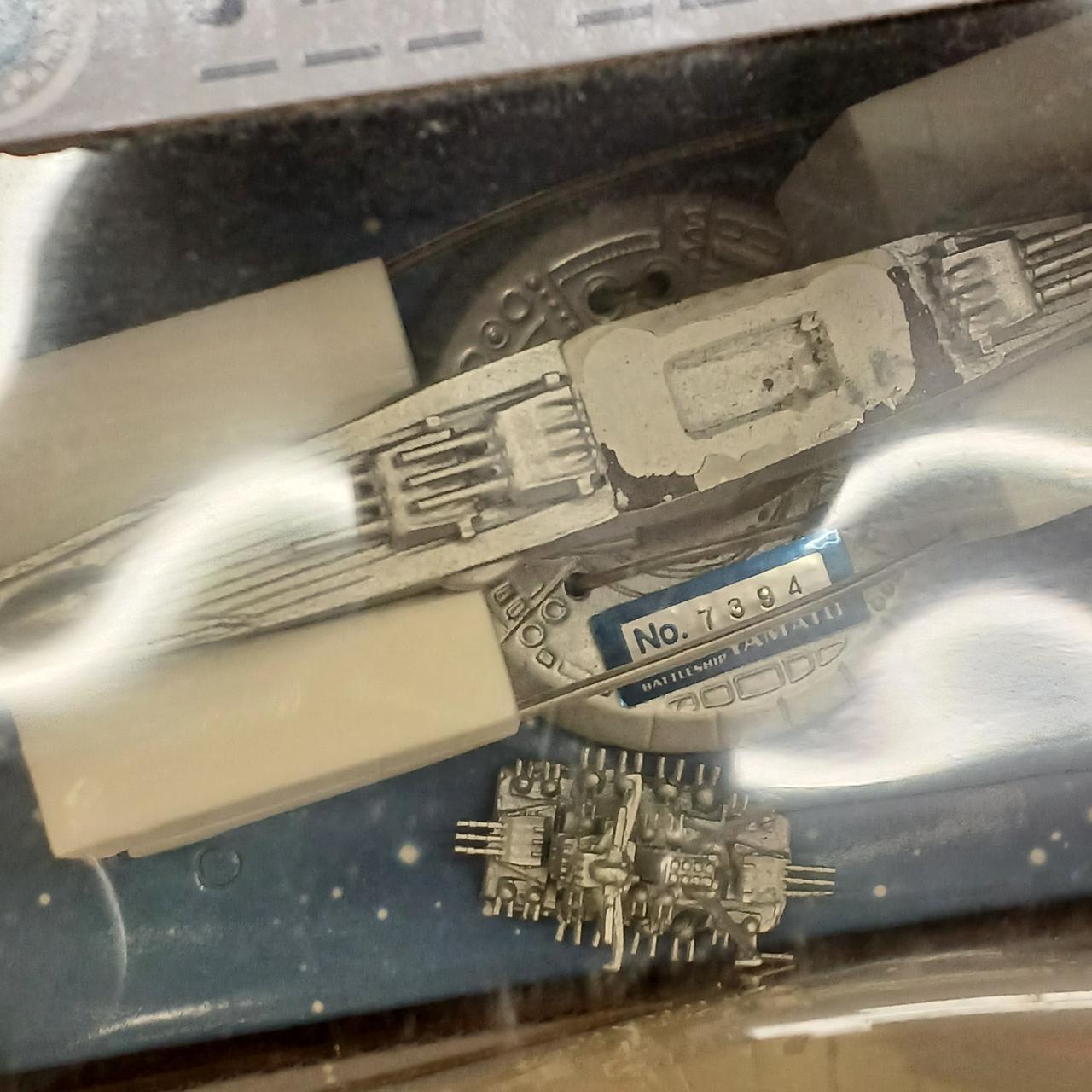 パーツ外れてます。