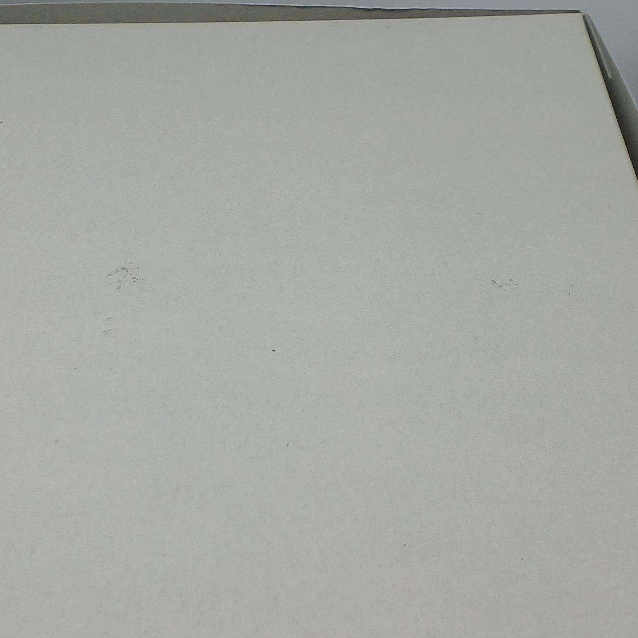 底に汚れあり。