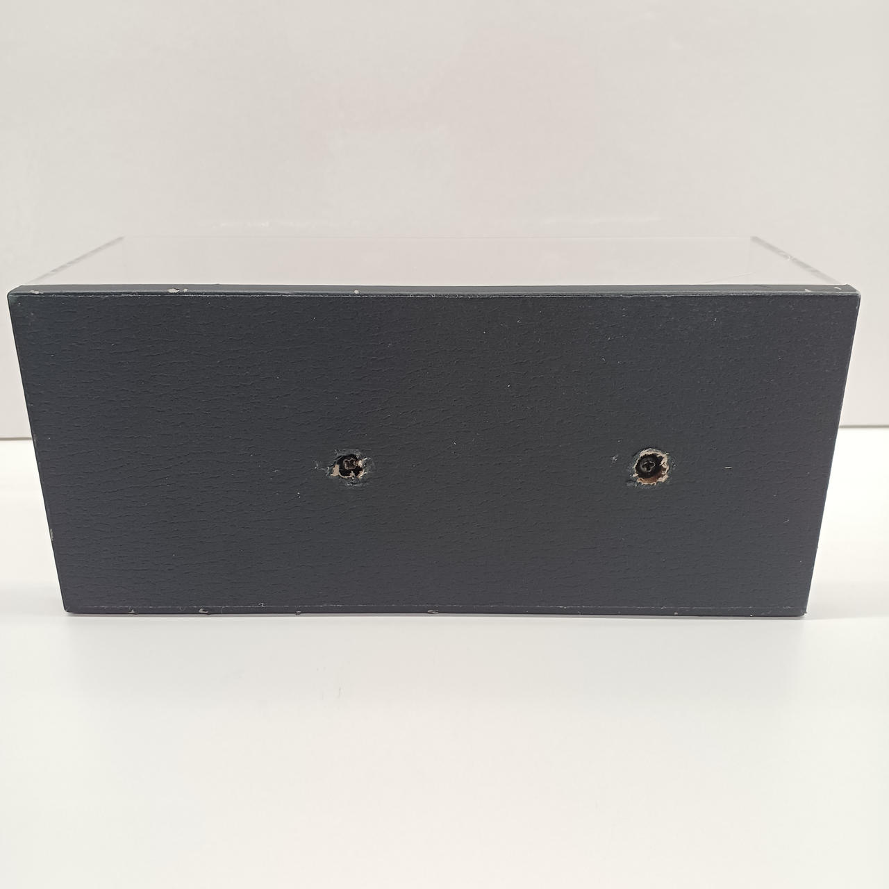 ネジ穴部分のシール剥がれています。