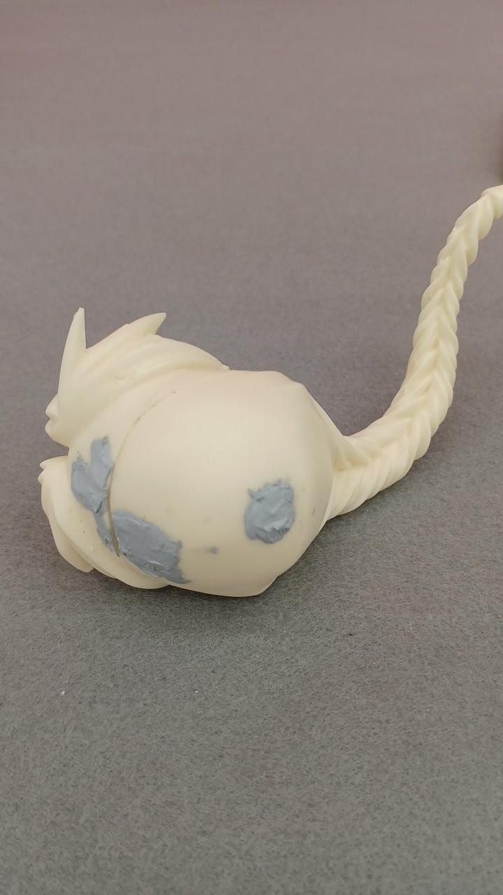 頭部は着色途中