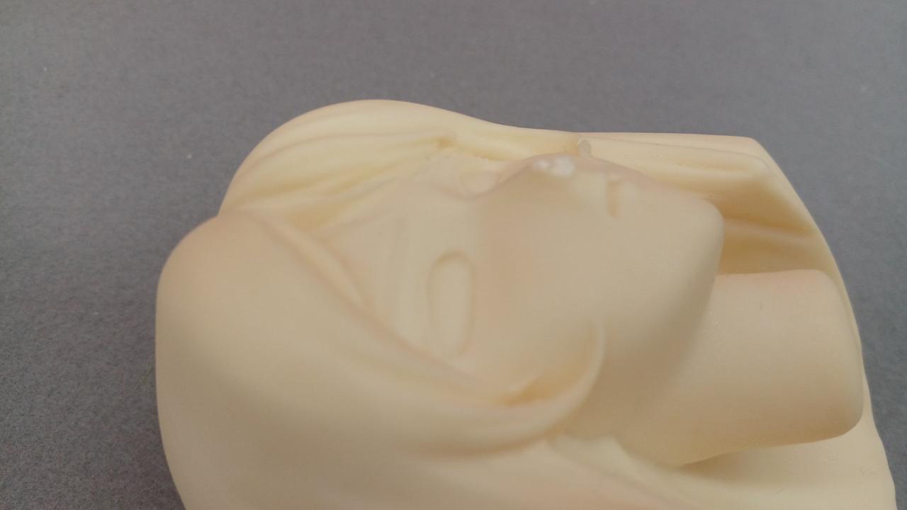 鼻の部分欠け有り