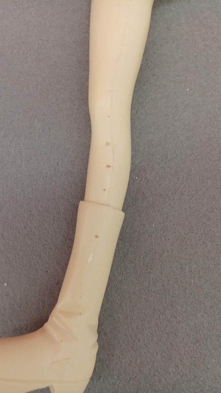 右足細かい穴があります。