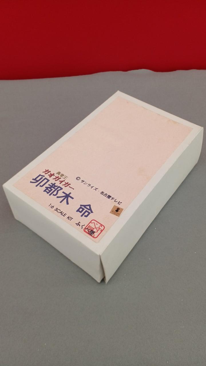 箱は全体的に使用感あります