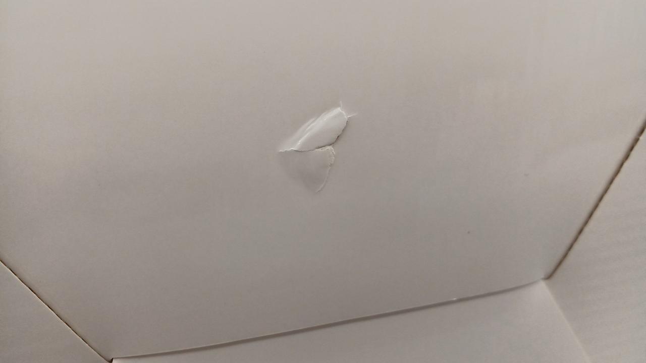 箱の底面にダメージ有り