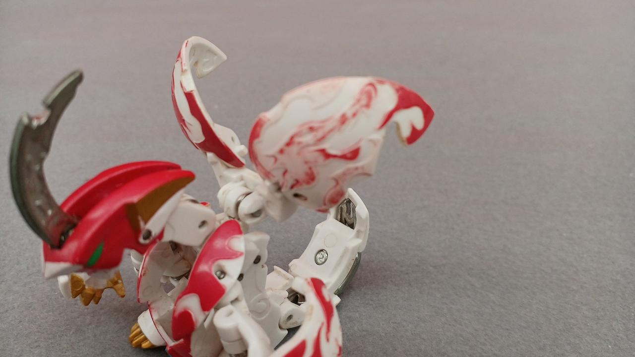 左翼塗装剥がれあります