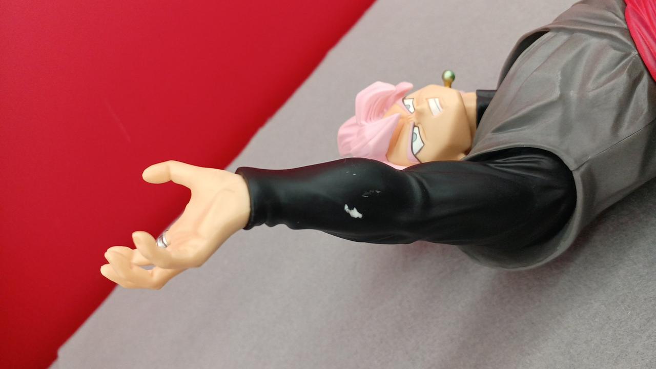 右腕に塗装剥がれ有り