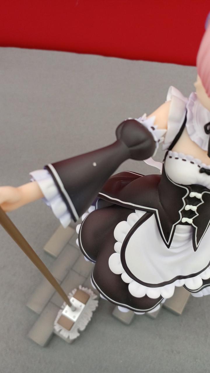 右腕に小さな傷有り