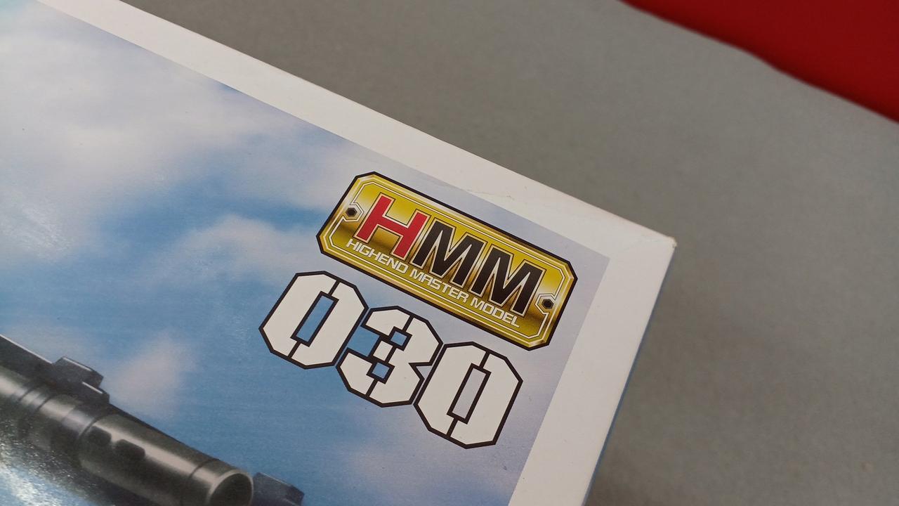 外箱上部に若干折り目あり