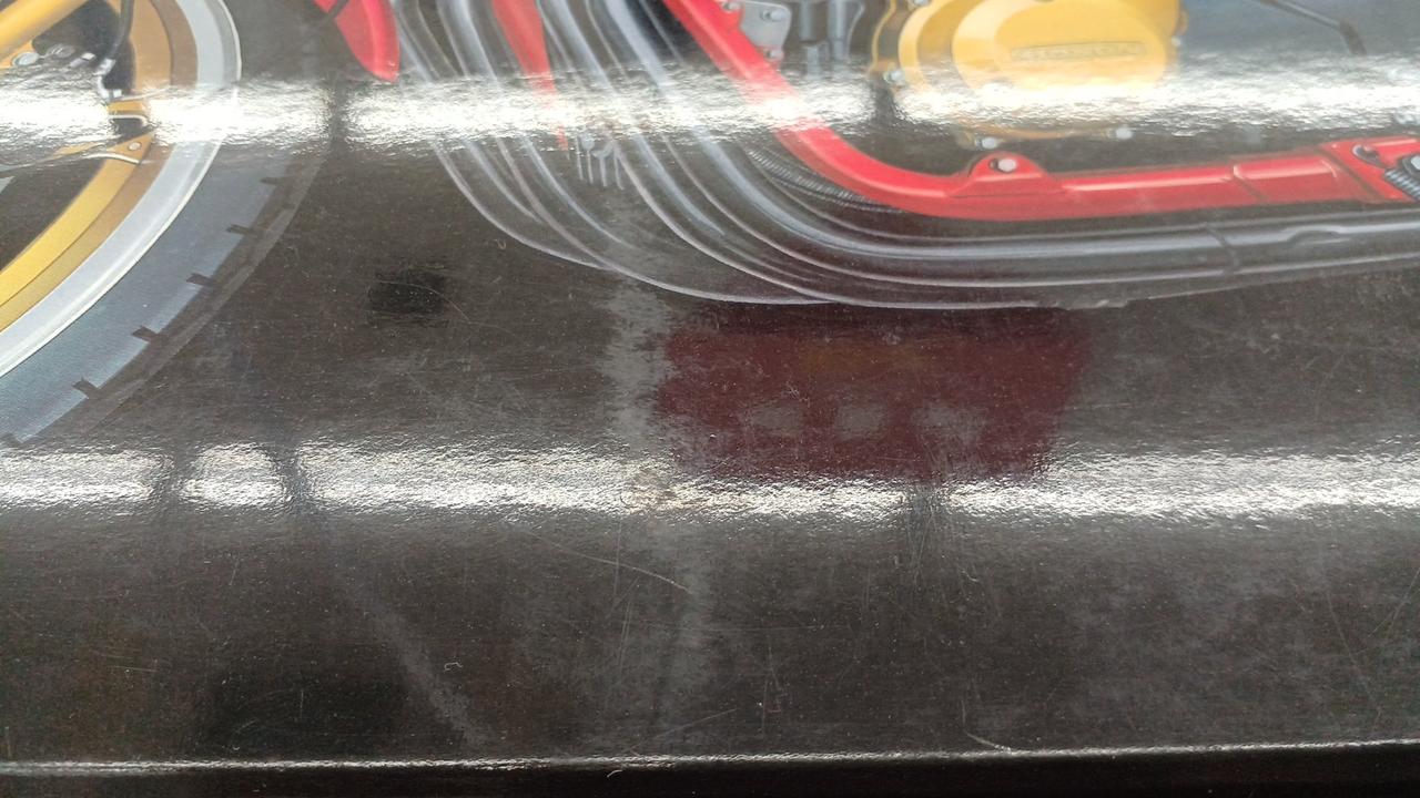 箱の表面に擦れあり