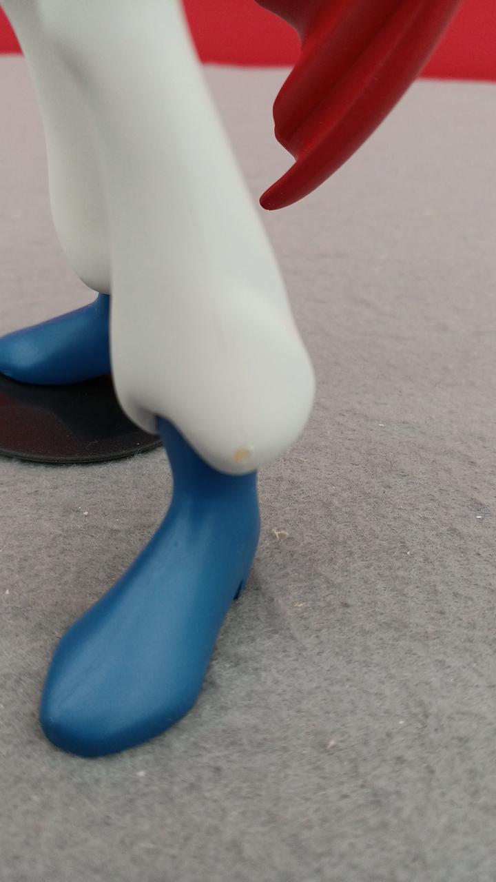左足に塗装欠けあり