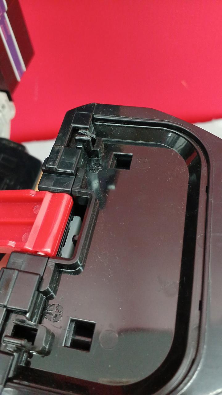 固定用の爪が破損しています