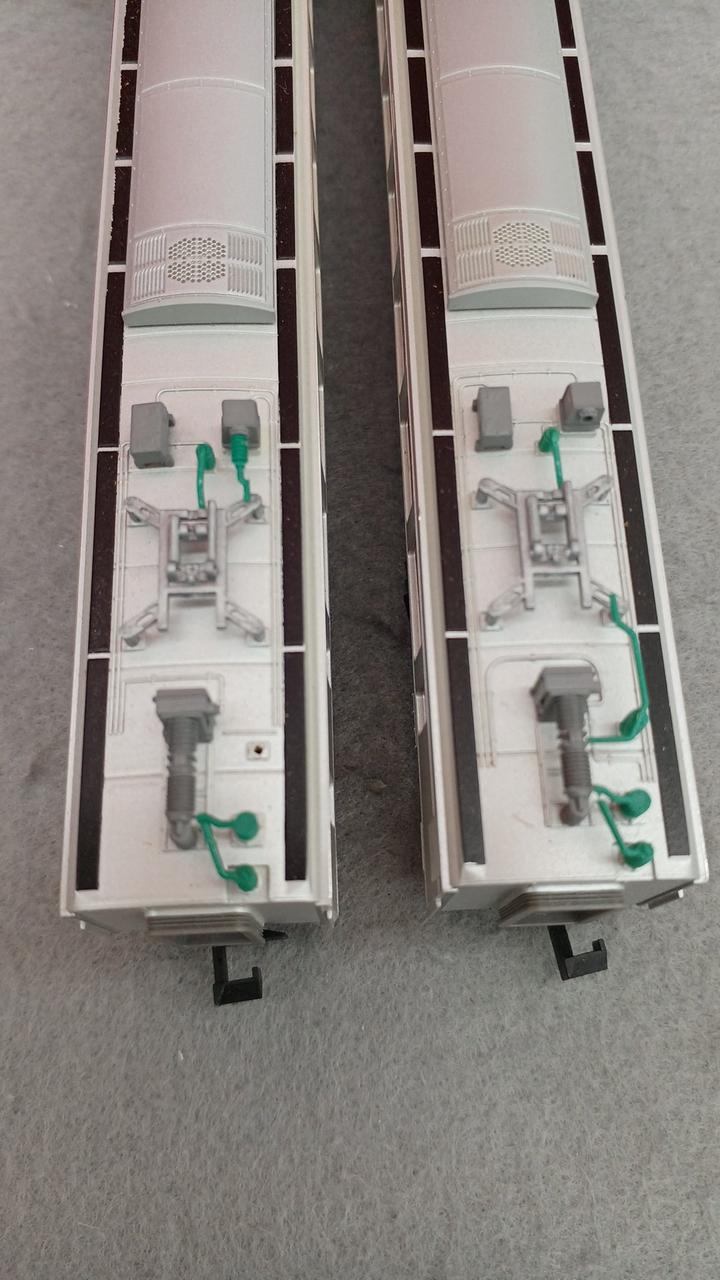 2号車と4号車パンタグラフ破損あり