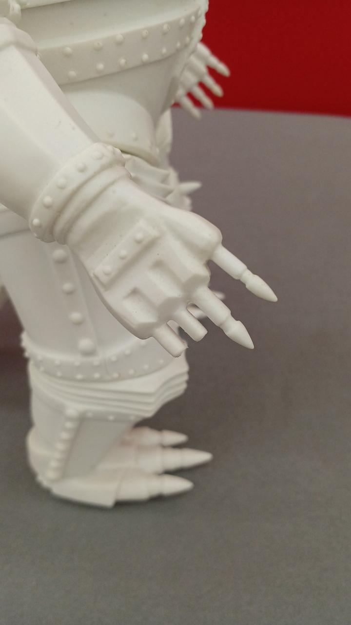右手の爪2本折れて欠品しています。