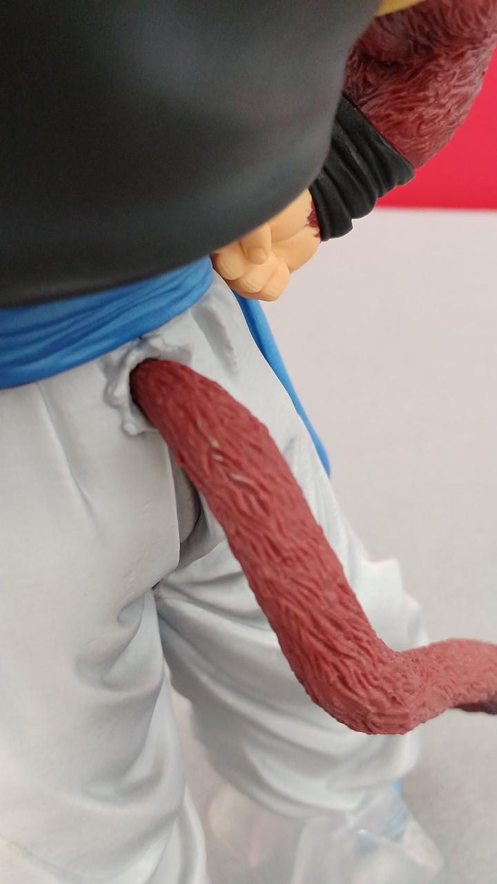 尻尾の根元近くに僅かに塗装剥げ