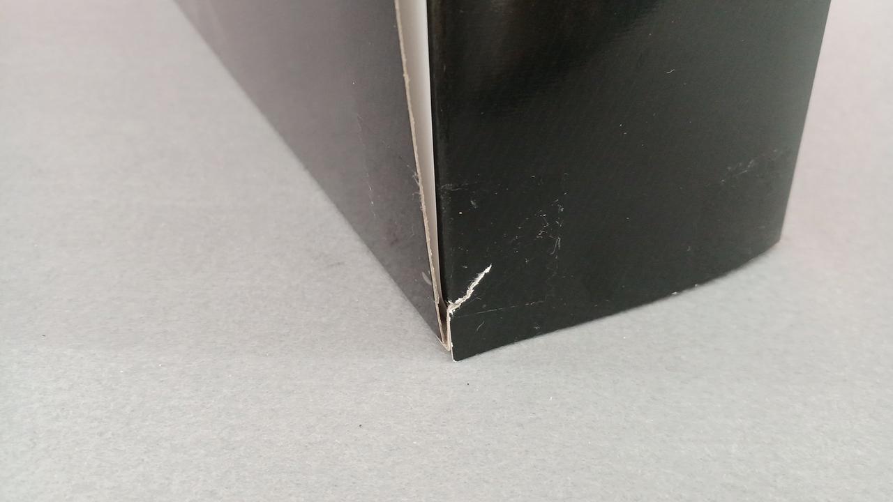 箱に小さな破れあり