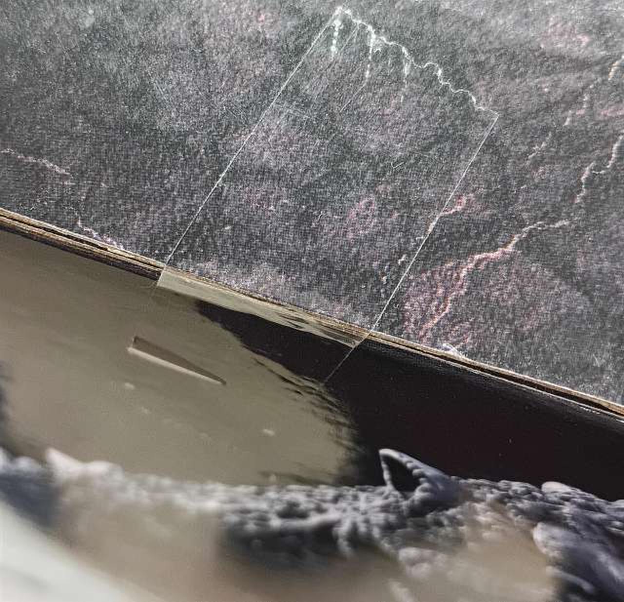 右　テープ貼付部分