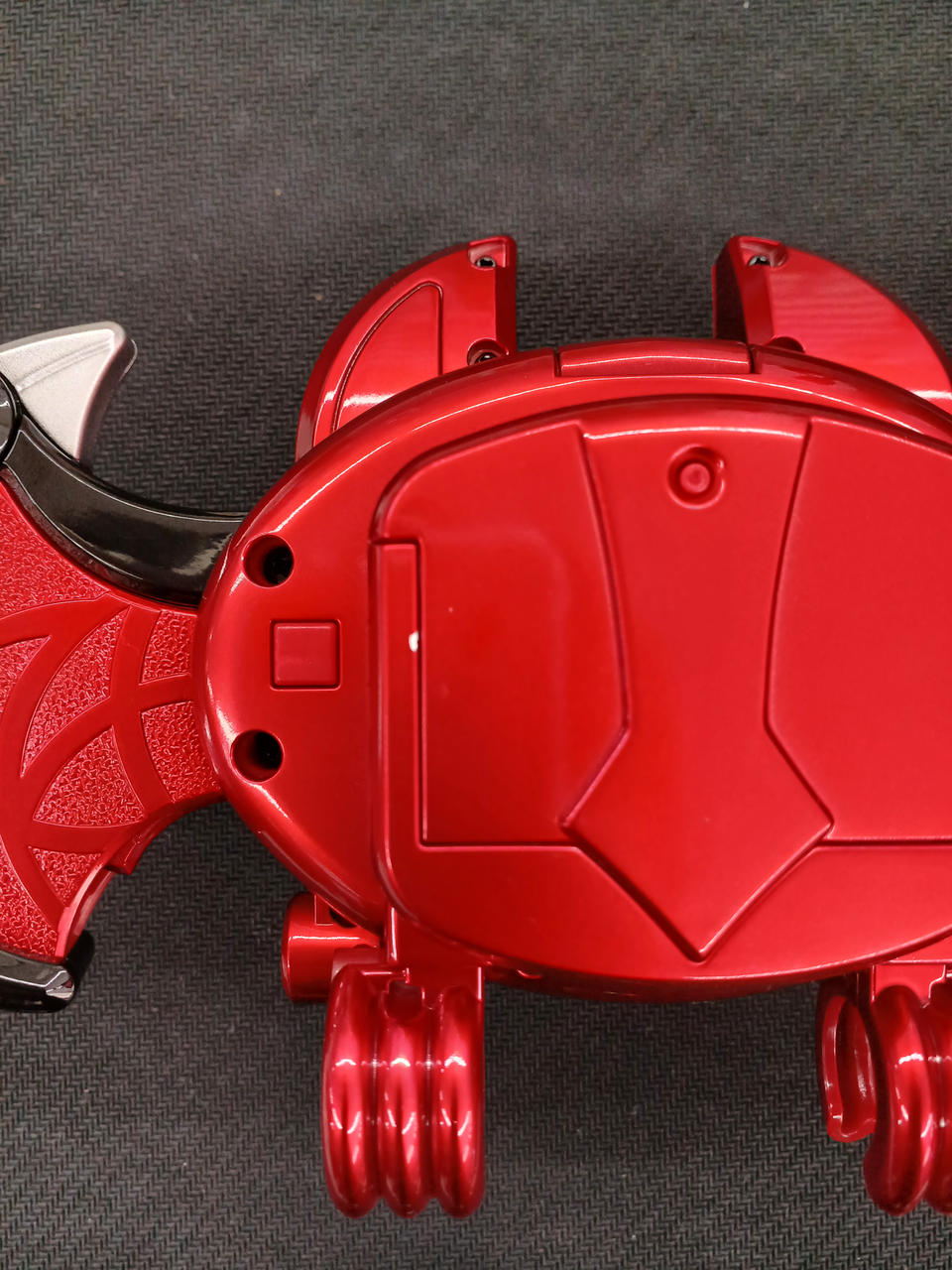 電池蓋横に僅かな塗装欠けがあります