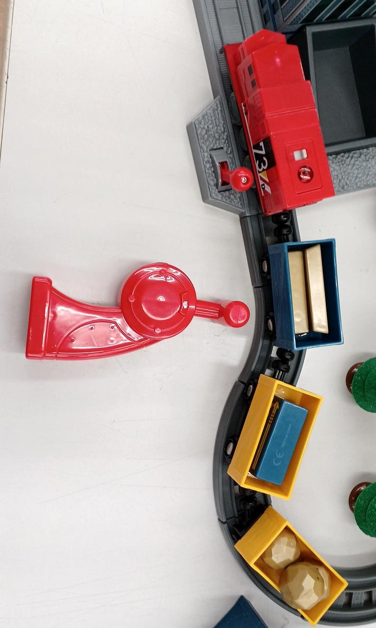 リモコンで先頭の赤い列車が動きます