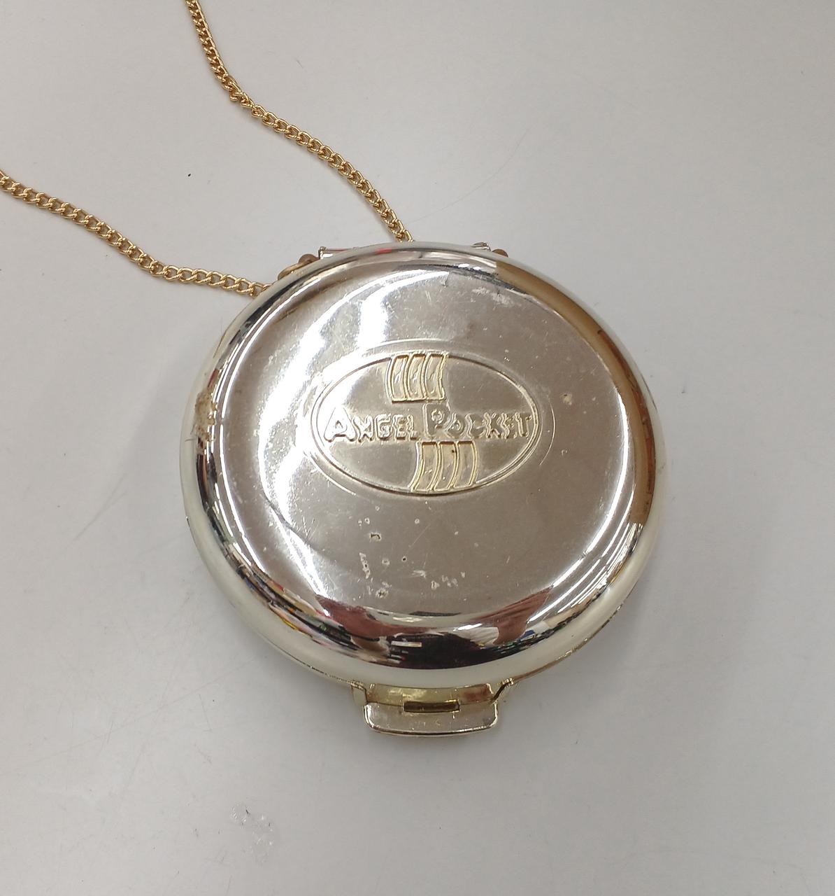 全体的にキズ・シール跡あります。