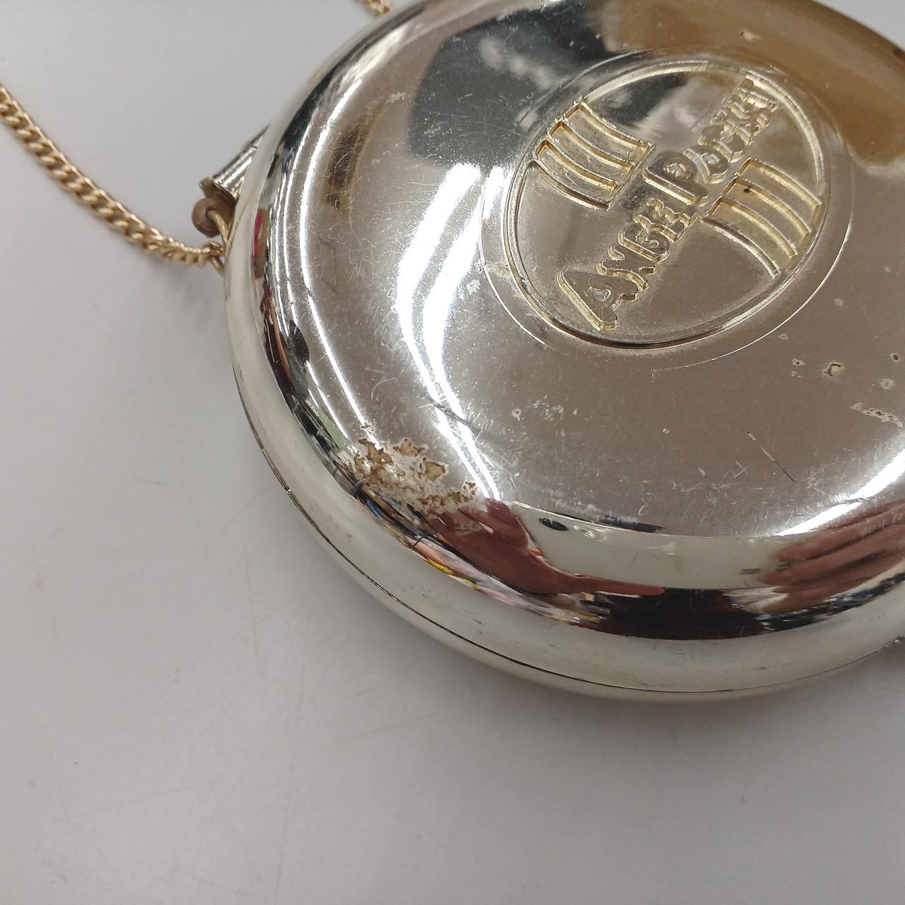 大きめのシール跡、キズがあります