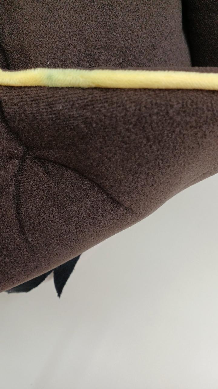 帽子に青いシミあり